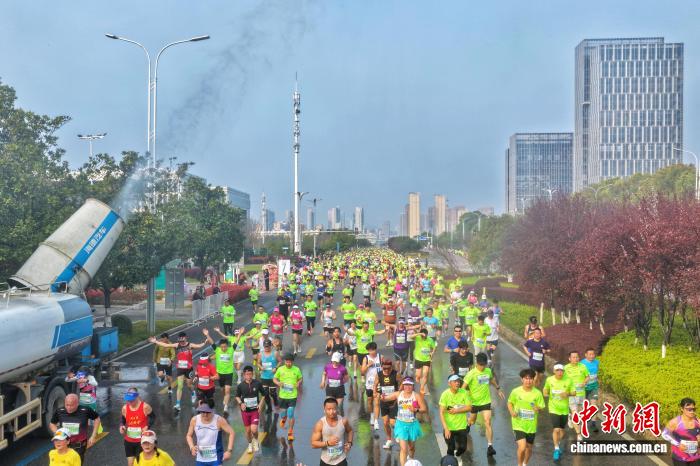 咸宁马拉松十周年融合温泉樱花打造文旅盛宴