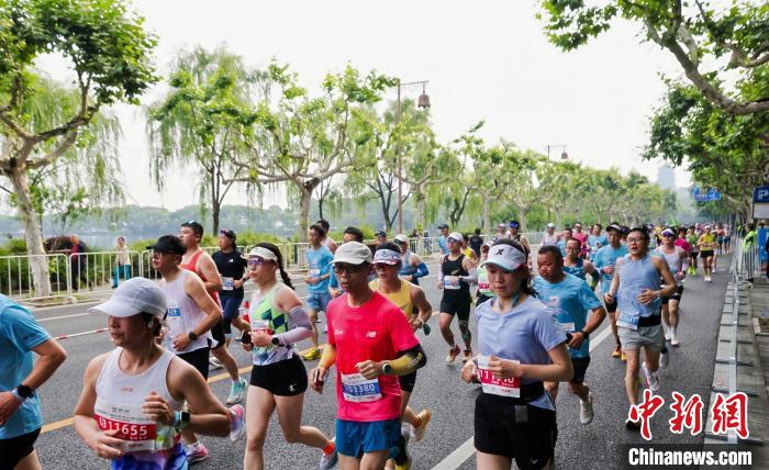 西湖半马开跑跑者畅游湖山美景
