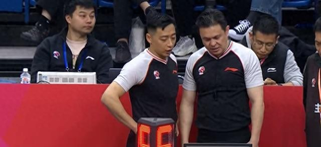 广东客场险胜青岛 裁判严判成关键变量 新人替补