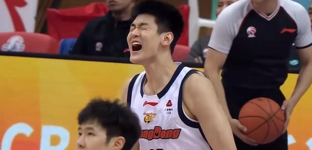 广东客场险胜青岛 裁判严判成关键变量 新人替补