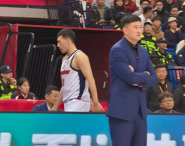 广东客场险胜青岛 裁判严判成关键变量 新人替补