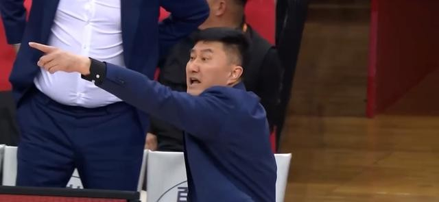 广东客场险胜青岛 裁判严判成关键变量 新人替补