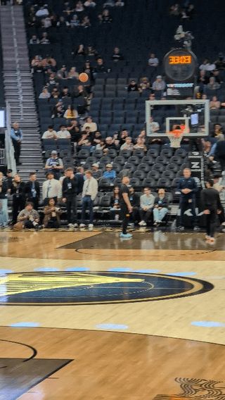 追梦训练馆底角三分三连中引热议